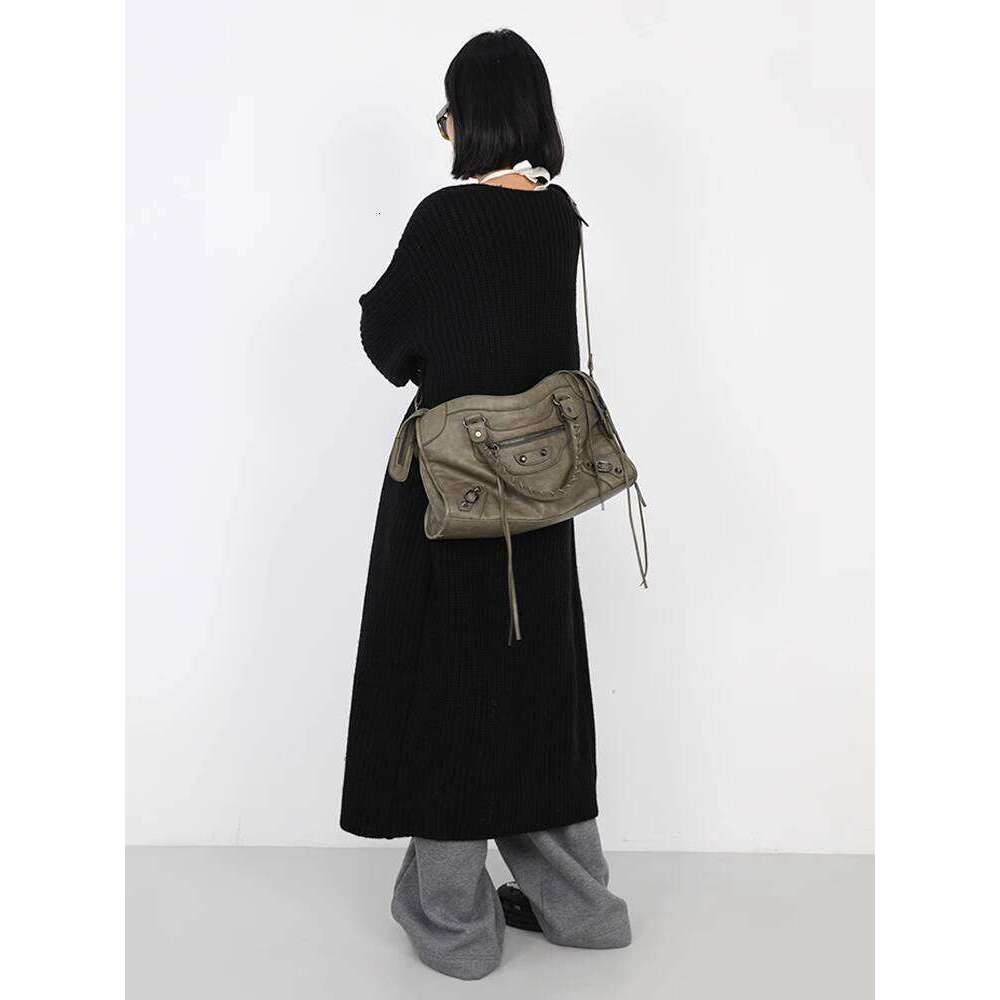 Simple Limited Edition Dirty Green Paris Rivet Spicy Girl Motorcycle Wasteland Large Capacity Handbag Crossbody Bag