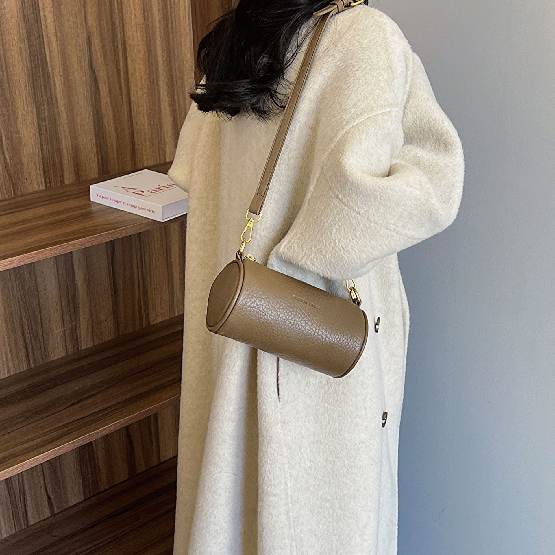 Top brand high-quality new free designer bag 2025 new high-value fashionable cylindrical bag retro shoulder width bag new free designer bag