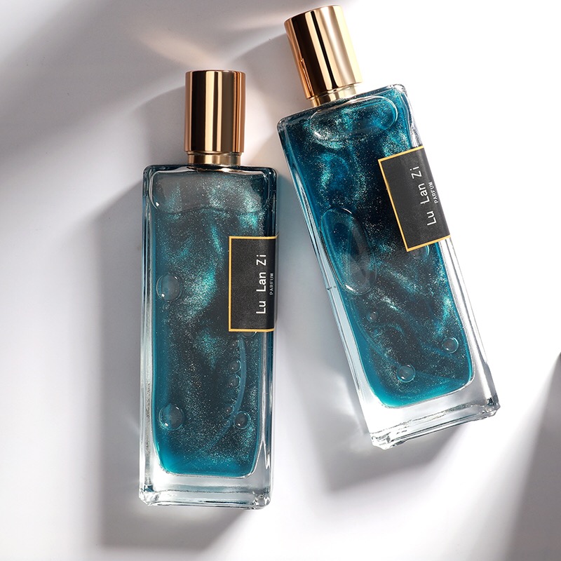Long-lasting Gender-neutral Essential Oil Spritz Evoking Fresh Blue Flower Scents