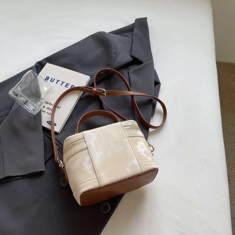 Retro trendy hand-held bucket fashionable casual shoulder bag, niche crossbody bag