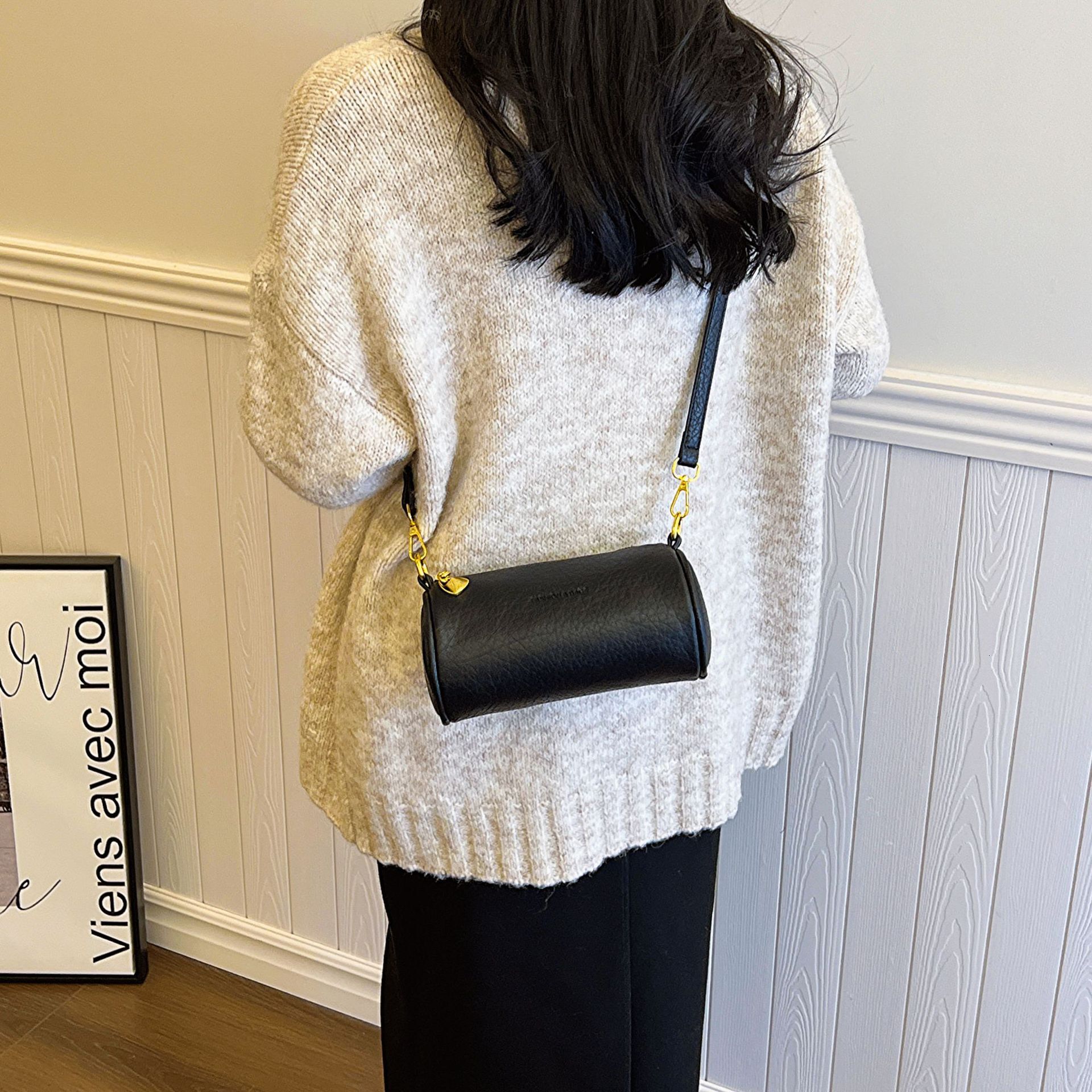 Top brand high-quality new free designer bag 2025 new high-value fashionable cylindrical bag retro shoulder width bag new free designer bag