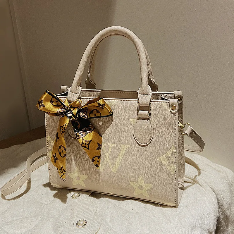 Designer bag 2025 New Elegant Floral Printed Tote for Women Large Capacity Comter Stylish Minimalist Versatile Crossbody Bag Free shipping Free shippi