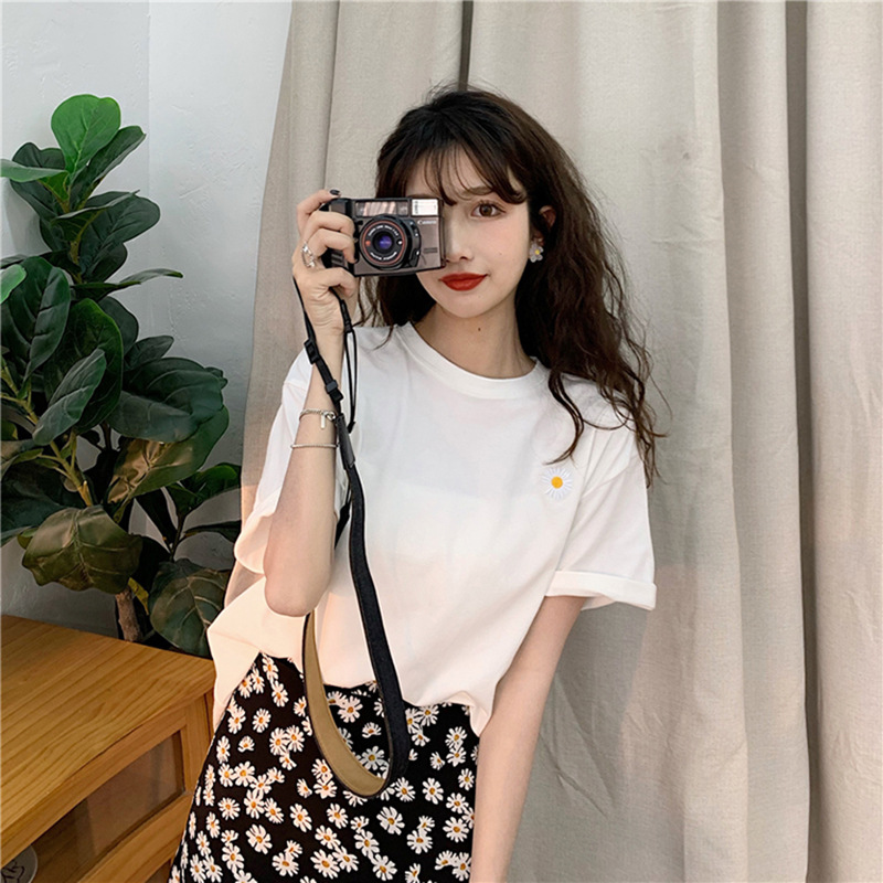 Embroidered chrysanthemum short sleeved T-shirt for women's fashion, loose summer new style for women's clothing, loose plus size for studen