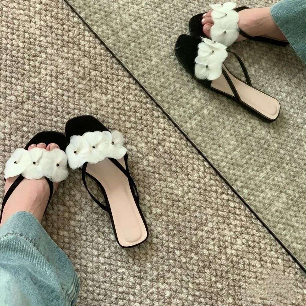 ~Niche French Style Floral One-Strap Sandals for Women Summer Outdoor Flat Versatile Casual Beach White-Looking Slippers