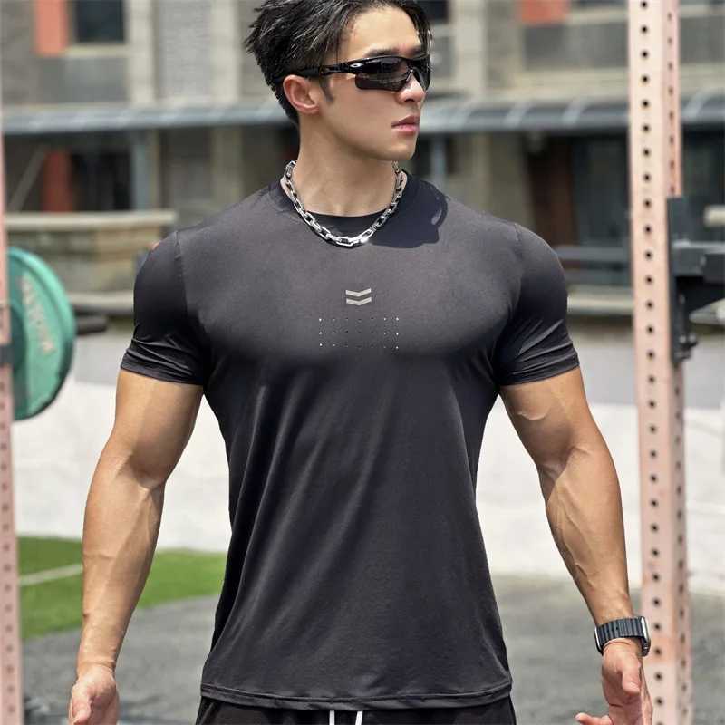 Summer Cool Exercise Tight T-shirt Men Fitness Tops Short Sleeve Quick-dry Running T-shirt Training Round Collar Sports T-shirt Z250527