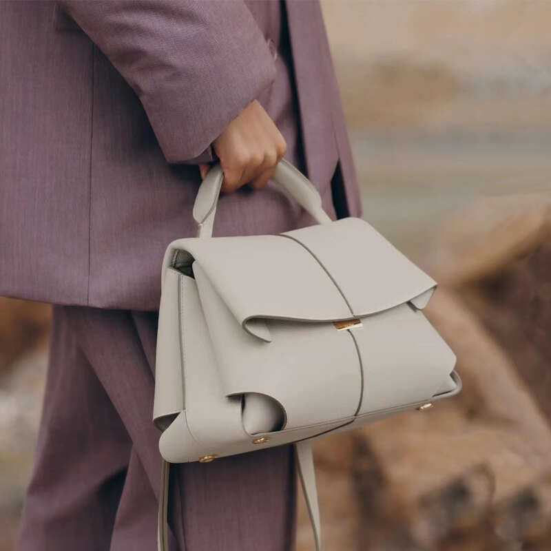 High end Niche Large Capacity Handbag New Trend Summer Shoulder Crossbody Commuter Bag for Women