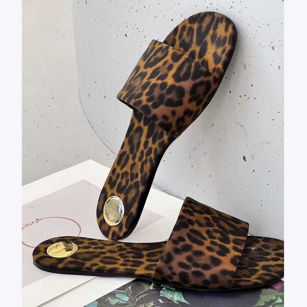 ~Leopard Print Outdoor Flat Slippers for Women 2025 New Trendy Design Beach Sandals
