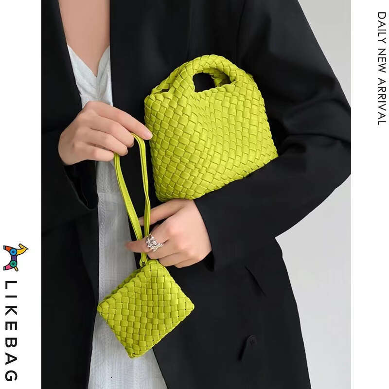 Handheld Woven Basket for Women New Trend This Year Niche Single Shoulder Crossbody Chain Mini Tote Bag