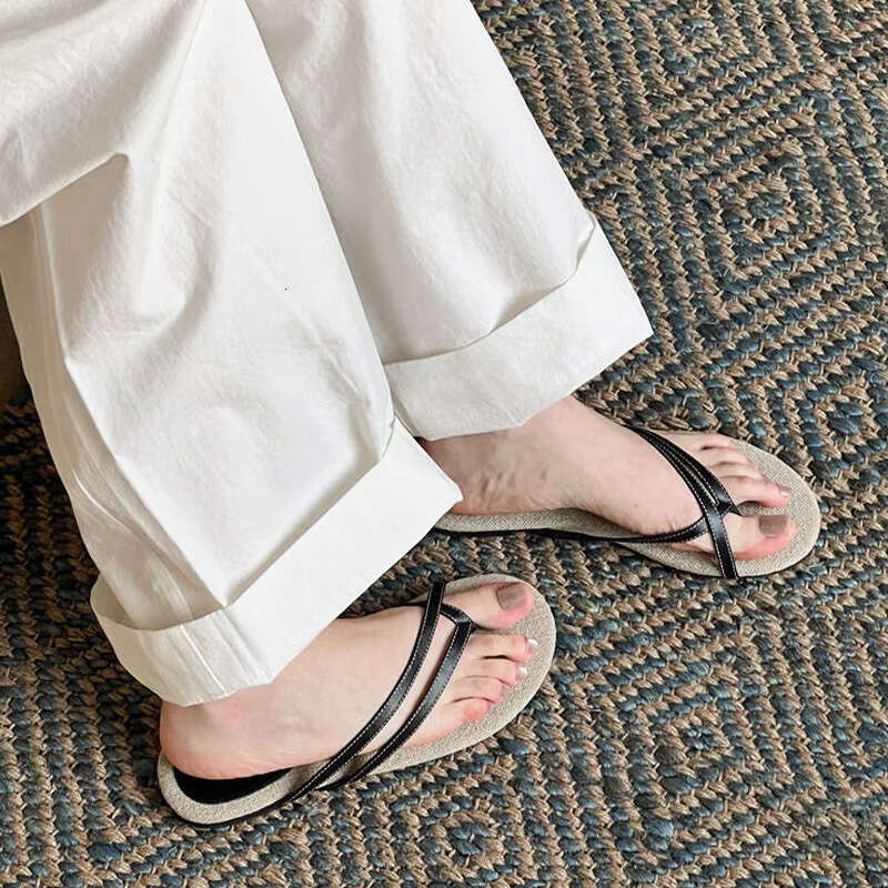 Niche Women's Summer Outdoor Genuine Leather Woven Flat Toe Flip-Flops Vacation Beach Sandals
