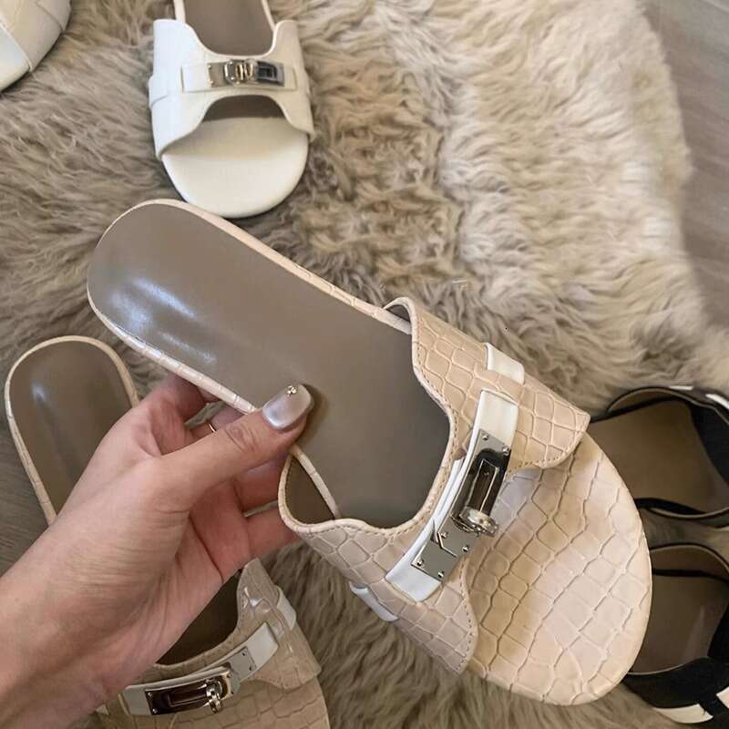 ~French Style Open-Toe Crocodile Pattern Leather Metal Buckle Flat Sandals for Women Summer Outdoor One-Strap Beach Slippers