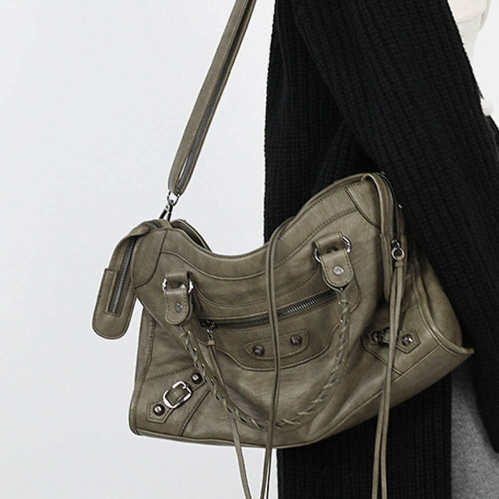 Simple Limited Edition Dirty Green Paris Rivet Spicy Girl Motorcycle Wasteland Large Capacity Handbag Crossbody Bag