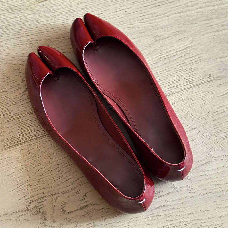 Collaboration Red Pig Trotter Split Toe for Women 2025 New Ins Niche Horse Hoof Ballet Flat Leather Shoes