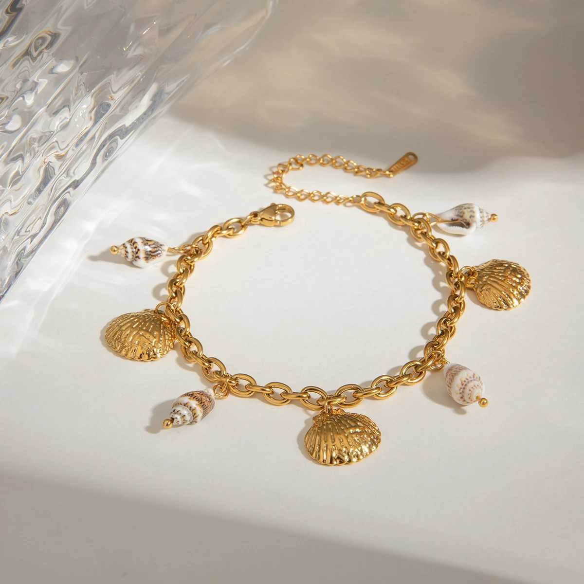 Zora Ocean Style Charm Bracelet Gold Plated Stainless Steel Conch Starfish Pendant Chunky Chain Hypoallergenic Beach Bracelet W250526