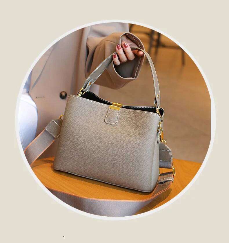 First Layer Cowhide Women's Crossbody Fashionable Genuine Leather female Handbag Niche Design Shoulder Bag For Commuting