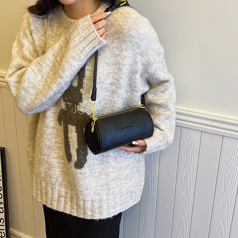 Top brand high-quality new free designer bag 2025 new high-value fashionable cylindrical bag retro shoulder width bag new free designer bag