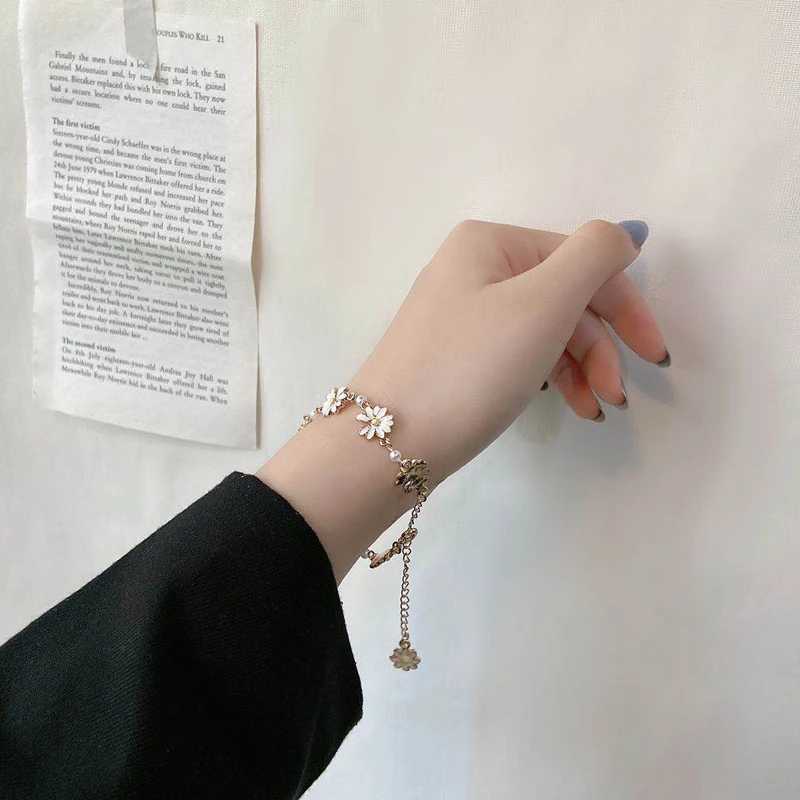 Fashion Sweet Daisy Flower Bracelets Personality Minimalist Flowers Pearl Bracelet Women Party Banquet Statement Jewelry Gift W250526