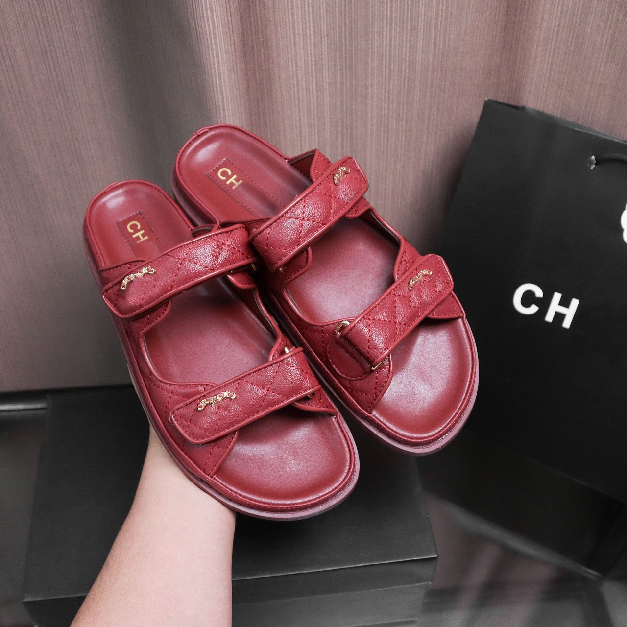 2025 Parisian designer shoes women's summer new Velcro CC sandals, luxury beach sandals high-quality flat shoes women's beach slippers