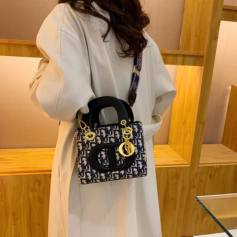 Designer bag Shoulder Bag Luxury Bag Crossbody Purse Designer 2025 capacity and exquisite embroidery. It is a portable handbag for women and a crossbo