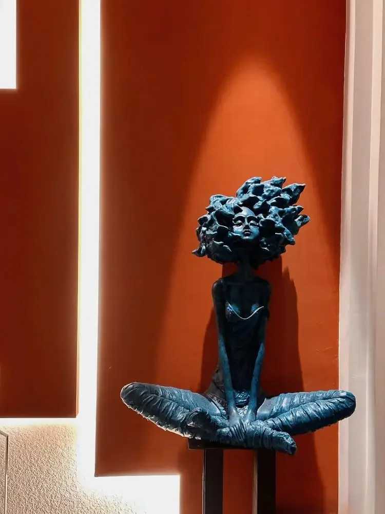 Modern Nordic Art Room Decoration Abstract Seated Girl Figure Action Figure Sculpture Resin Crafts Home Decor Table Accessories Y250524