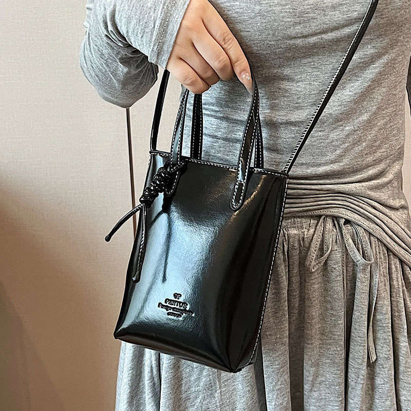 High-End Niche Oil Wax Leather Handbag Mobile Phone Commuter Versatile Stylish Solid Color Shoulder Crossbody Women's Bag