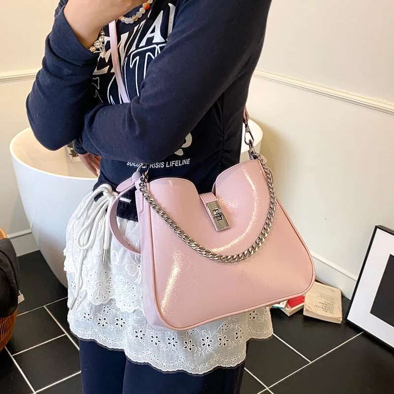 2025 Latest Chic Chain Armpit for Women Fashionable Commuting Bucket | All-match Minimalist Shoulder & Crossbody Bag