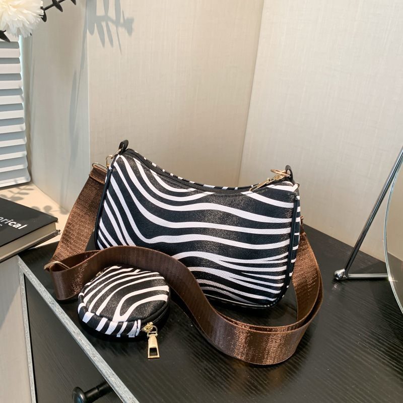 2025 New fashionable avant-garde women's niche design bag, summer popular new single shoulder underarm bag, classic leopard print designer single