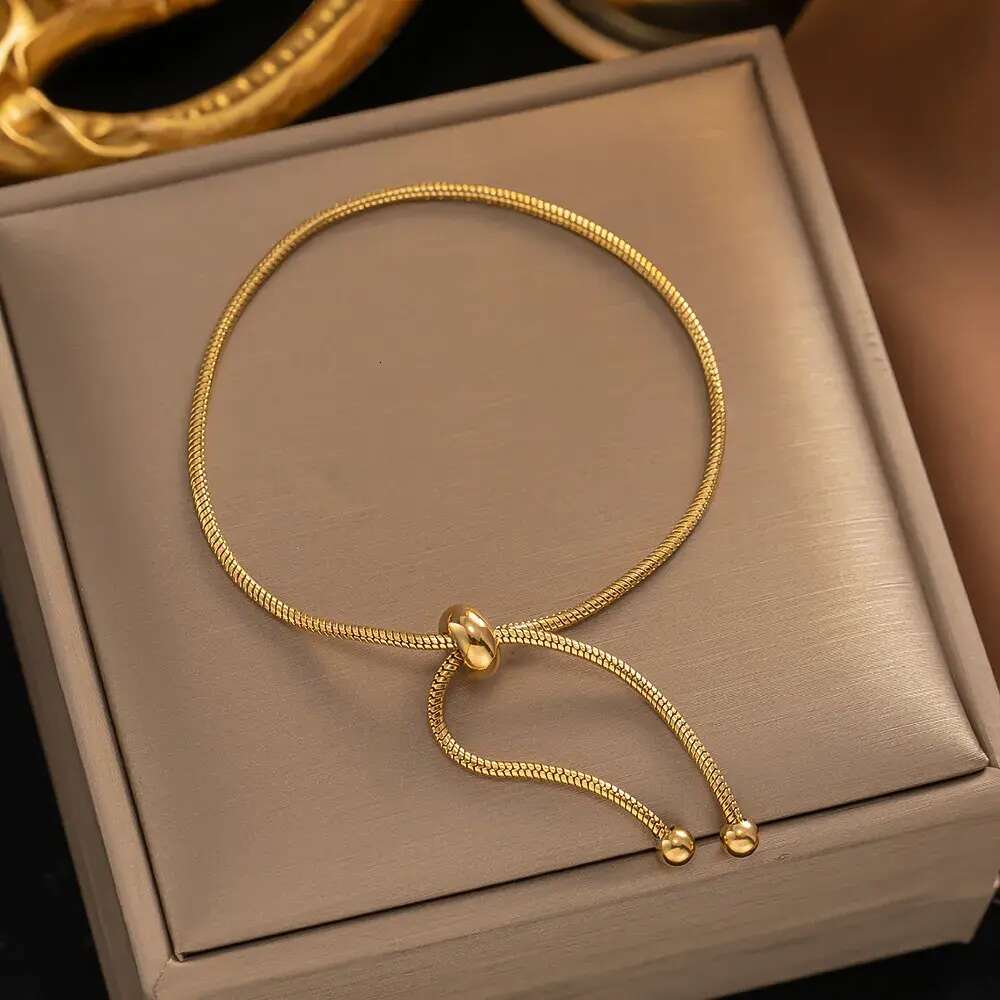 Delicate Gold Plated Charm for Women Classical Love Heart Pendent Titanium Steel Bracelets Designer Letter Hand Chain Bracelet Wedding Jewelry Gift