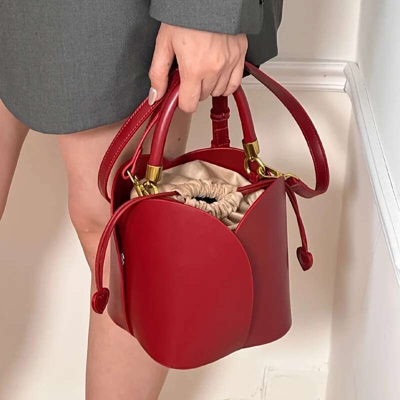 Avant-garde trendy ladies are fashionable and exquisite, high-value, textured, trendy, petal-red, hand-worn bucket bags