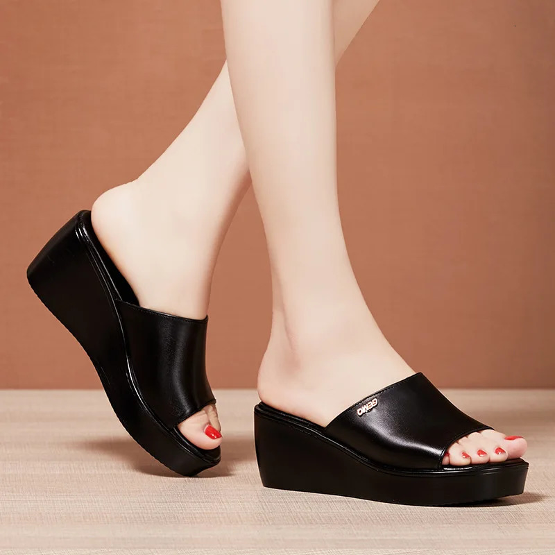 Top Cowhide Slope Heel Slippers Womens Outerwear Fashionable Sandals Summer Fish Mouth Leather Slipper Black White 250523