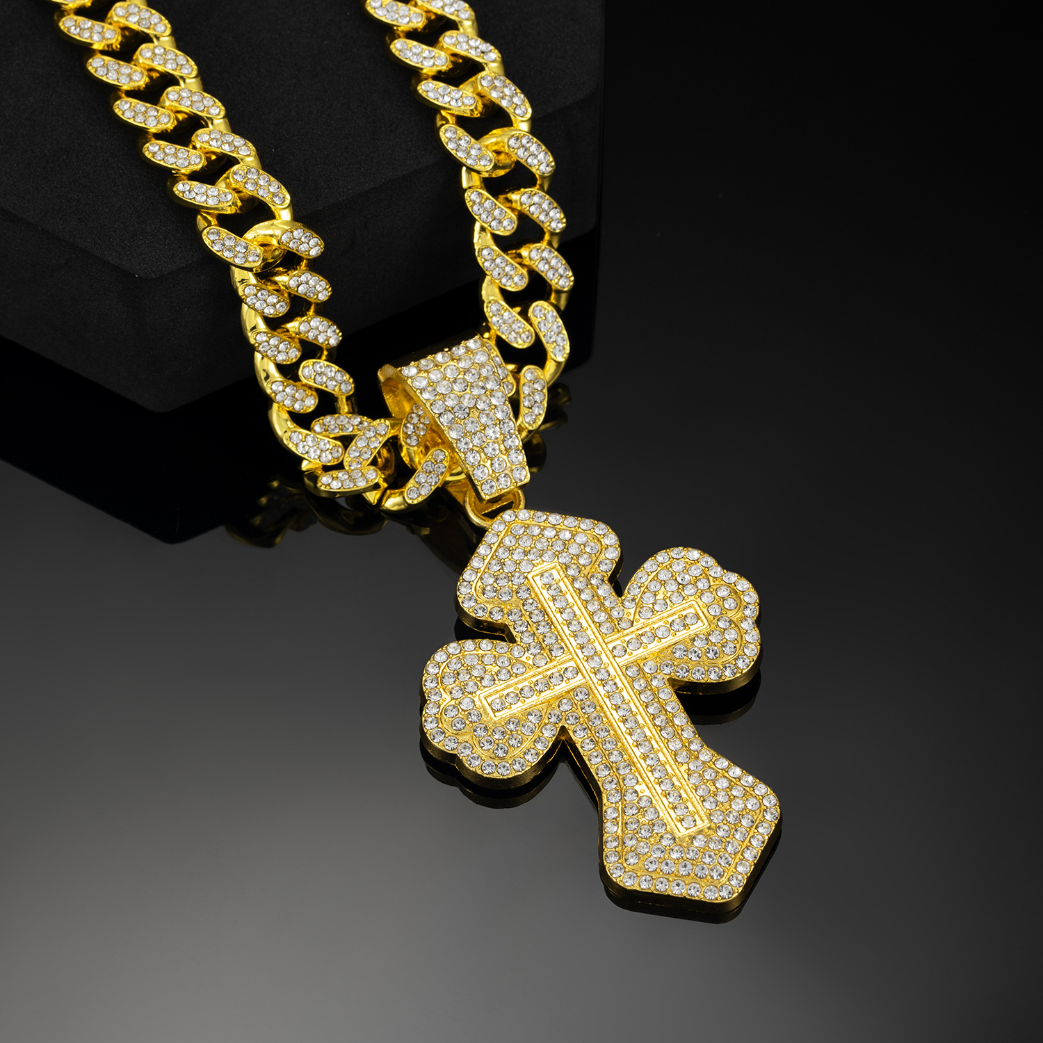 Versatile Chic Cross Necklace: Premium Craftsmanship Ideal for Any Occasion