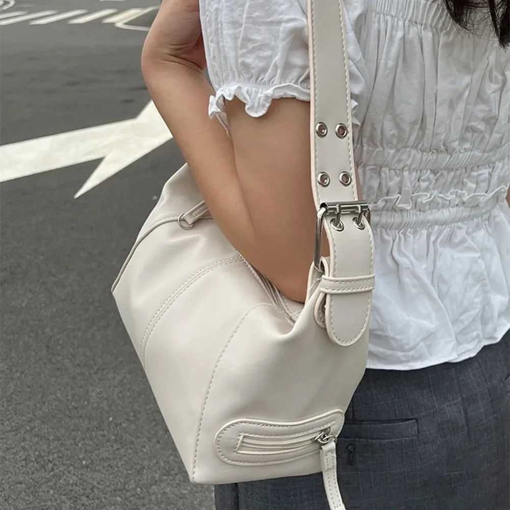 Y2K style armpit bag womens shoulder bag fashionable motorcycle handbag girls streetwear minimalist shoulder bag Y250528