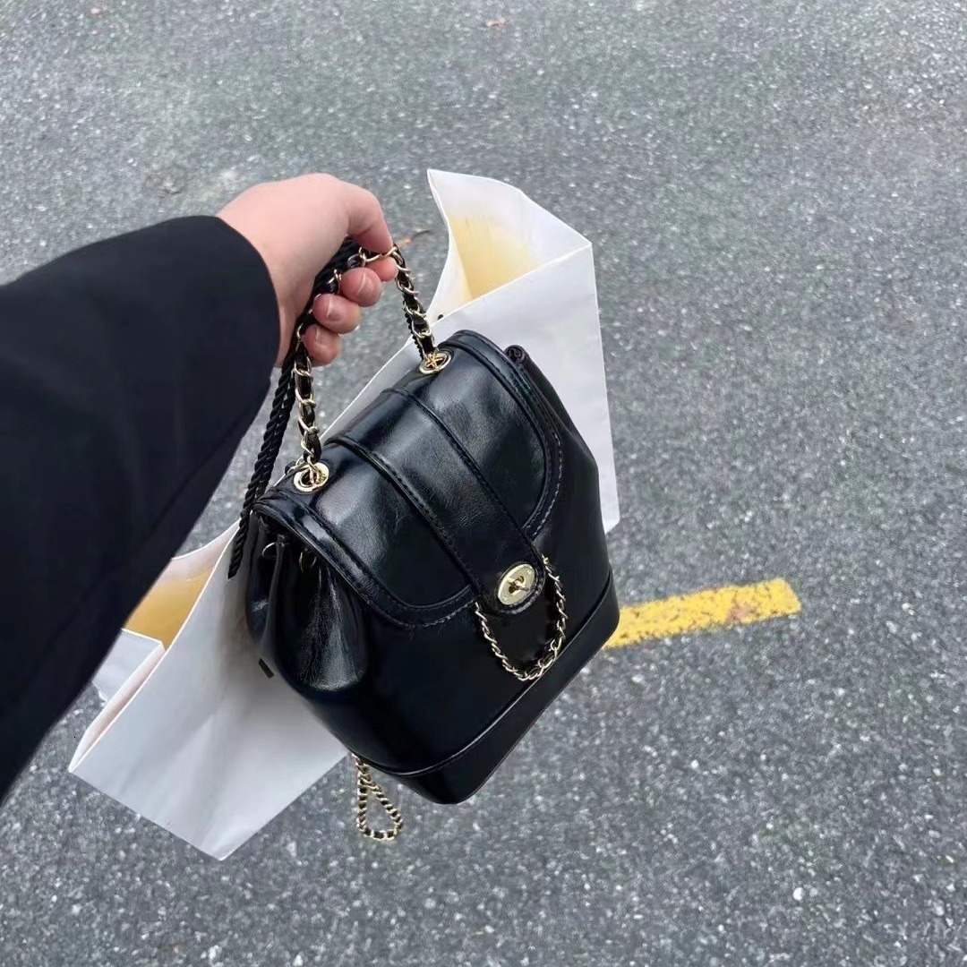 Top brand high-quality new free designer bag, oil wax leather shoulder bag, new free designer bag
