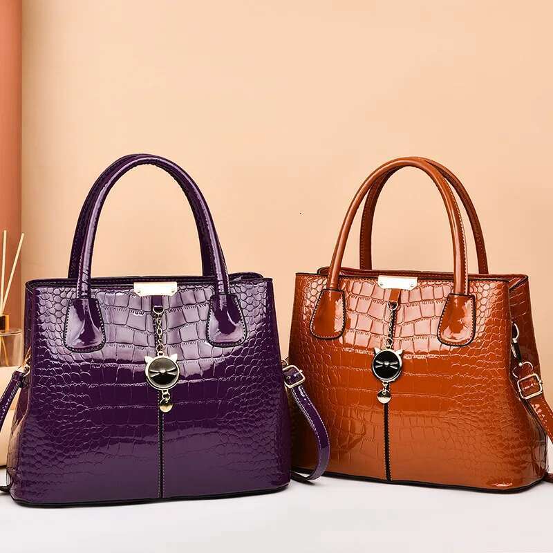 Brand Designer Women'S Handbag New Shiny Leather Shoulder Large Capacity Crossbody Classic Commuting Tote Bag