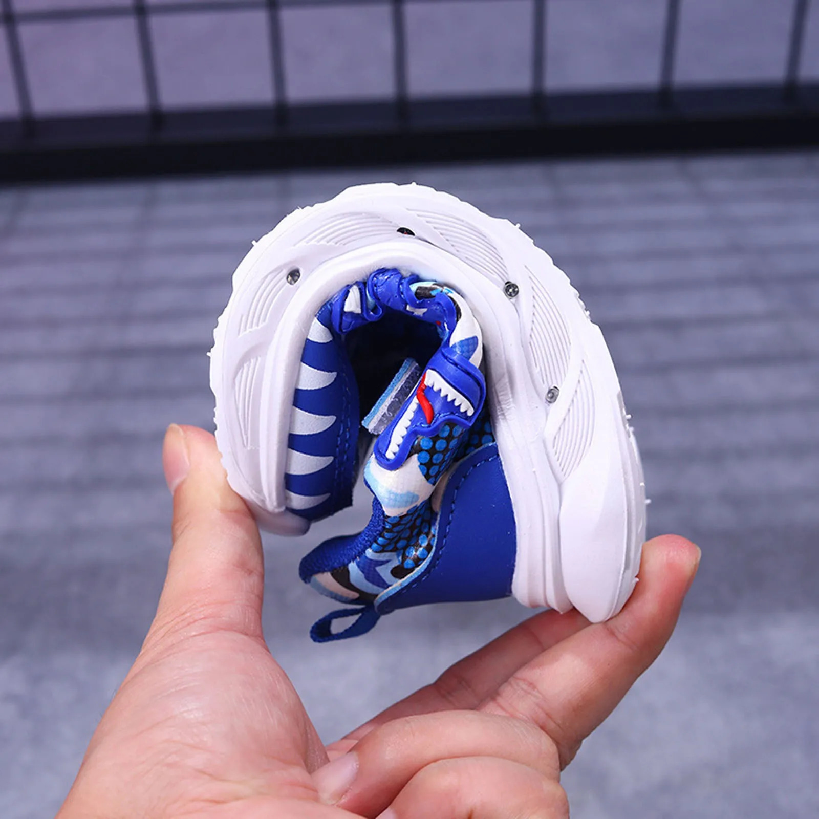 Shoes 10 Kids LED Light Up Childrens Shoes Unisex Cool Sneakers Soft And Lightweight Flat Shoes For Boys And Sneaker Ties Kids 250528