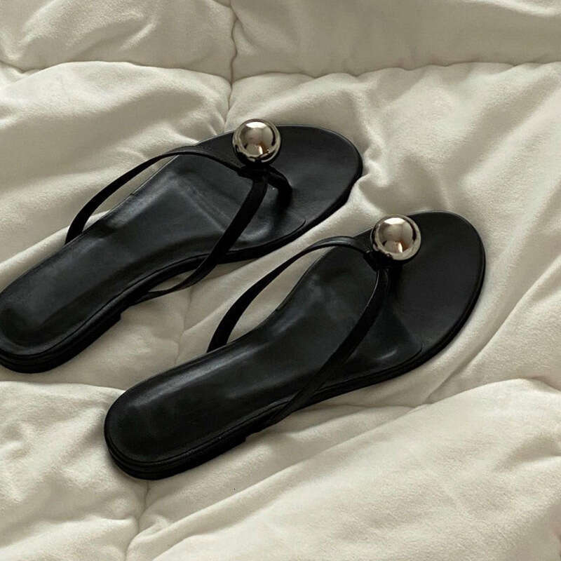 Metal Pearl Ball Fashion Outdoor Flip-Flops for Women 2024 Spring Summer New Flat Beach Non-Slip Toe Clip Sandals