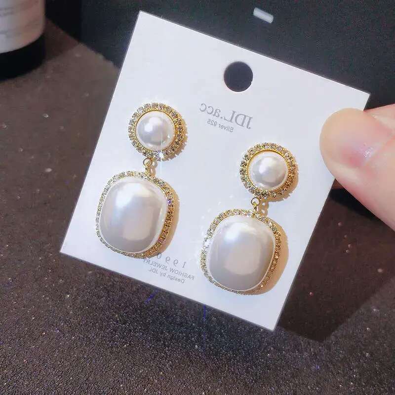 Fashionable Baroque Korean version, simple pearl feminine temperament, personalized earrings, internet famous earrings