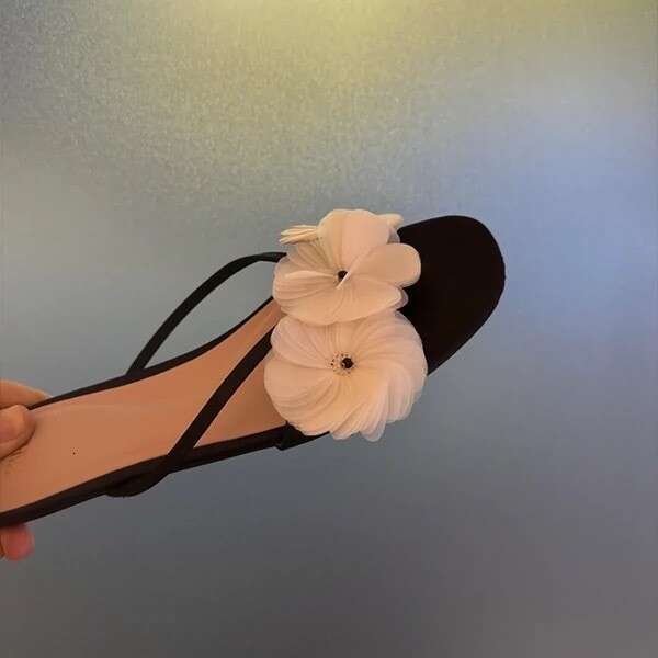 ~Niche Floral One-Strap for Women, Outdoor Wear, Spring/Summer 2025 New Versatile Flat Sandals