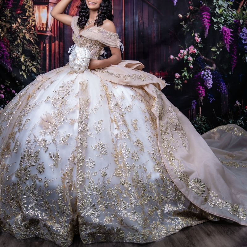 Light Champagne Shiny Quinceanera Dresses Off Shoulder Ball Gown Sweet 16 Dress Beading Crystal Gold Applique Lace Bow Tull Birthday vestidos 15 Anos