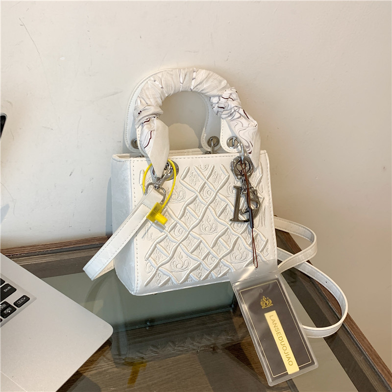 Free shipping designer Beibei Shangpin 2025 New High-end, heavy-duty embroidered silk scarf, Princess handbag, hand bill of lading, shoulder crossbody
