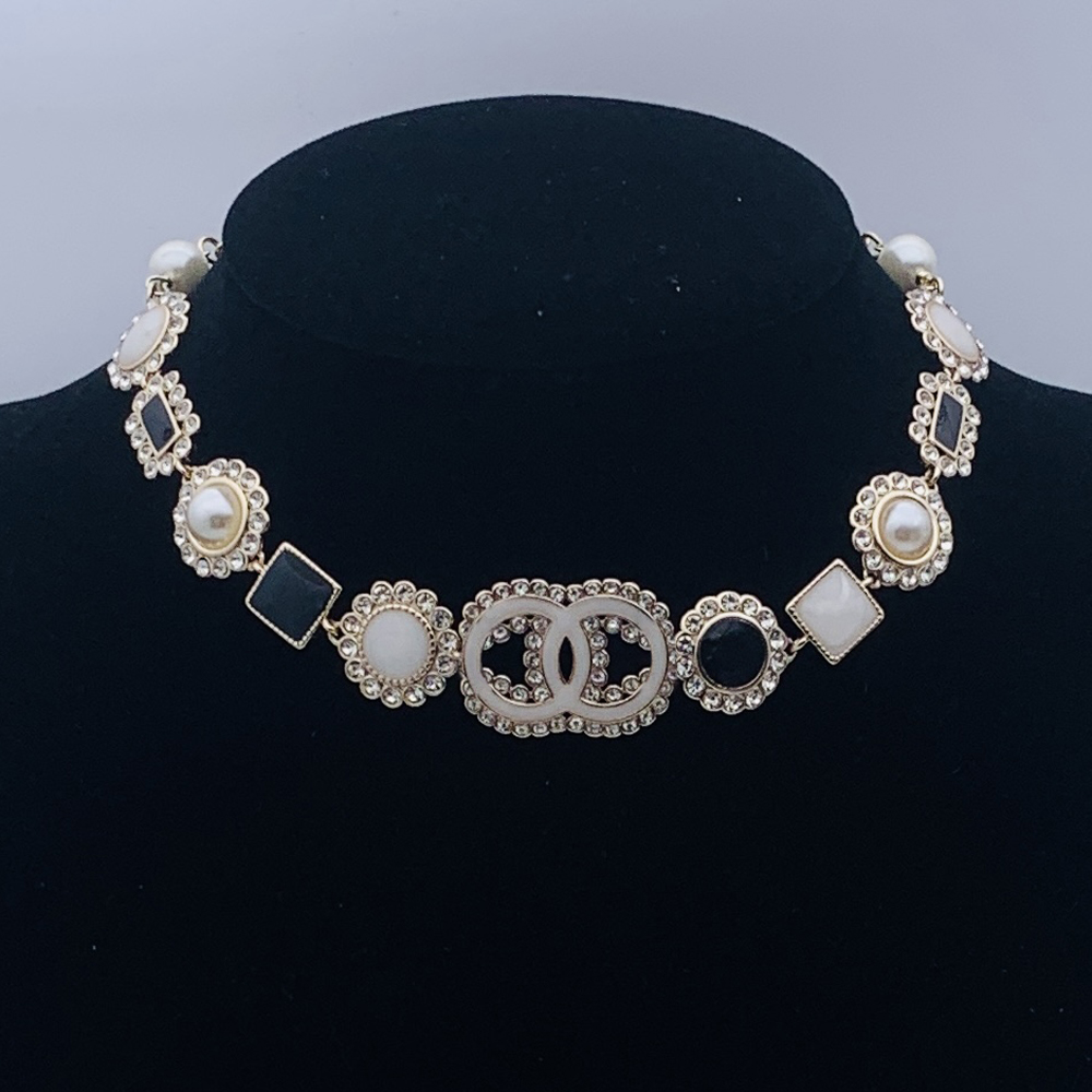 Black Crystal Pearl Necklace Chains Choker Letter Pendant High Quality Charm Necklace Designer Timeless Jewelry for Special Occasions Trendy Gifts Wholesale