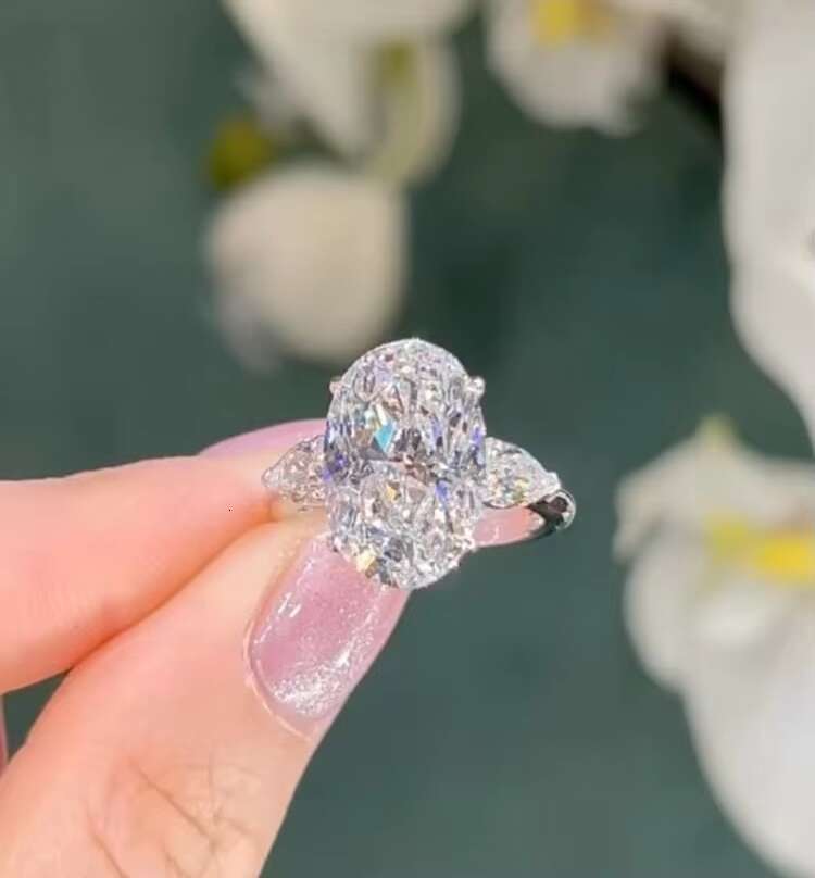 10K 14K 18K White Gold Three Stone Oval Cut VVS Lab Grown Diamond Jewelry Engagement Ring for Women IGI Certificated