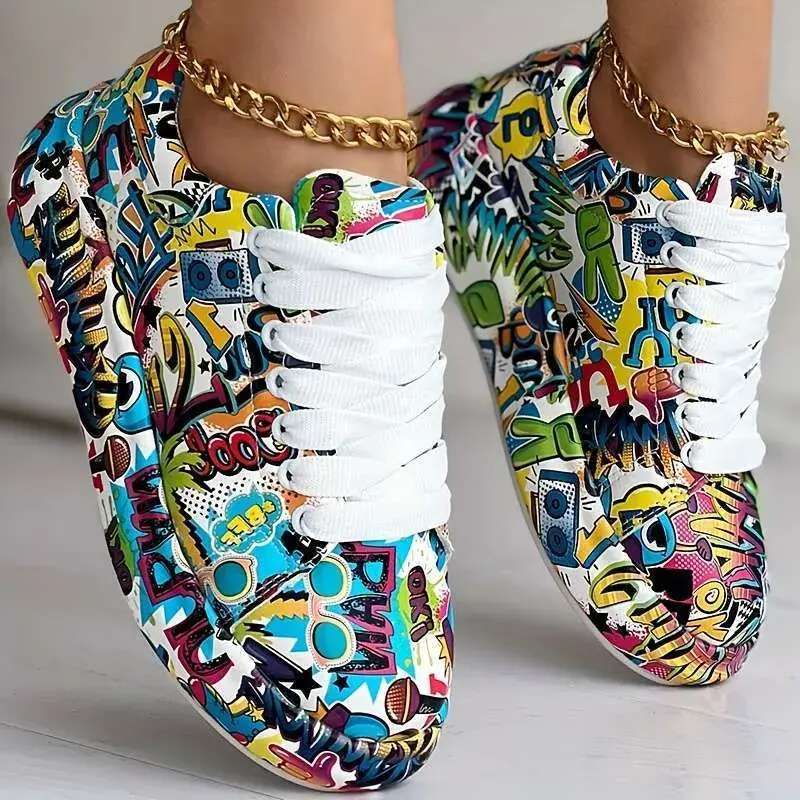 Women's graffiti printed fashionable lace up low cut thick soled sports shoes, casual skateboarding shoes