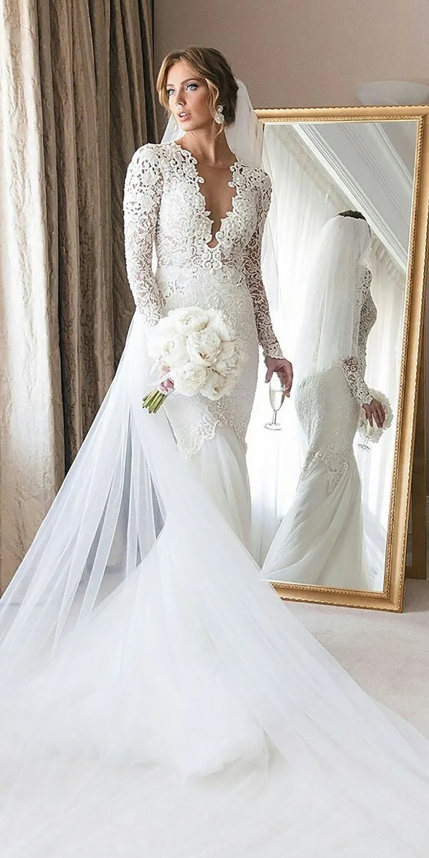 2025 Mermaid Wedding Dresses Deep V Neck Lace Applique Long Sleeve Sweep Train Beach Wedding Gowns Pearls Plus Size Country Bridal Dress