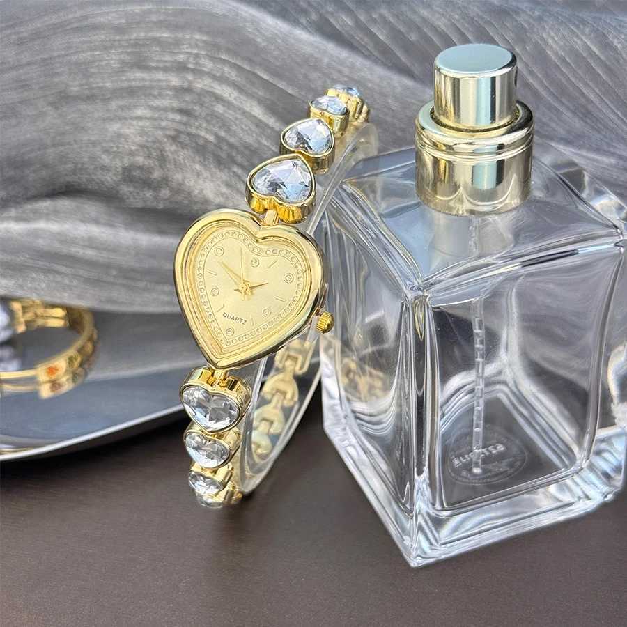 Womens Heart Alloy Case Sparkly Cute Heart-Shaped Glass Rhinestone Bracelet Elegant Stylish Quartz Watch XJ250527