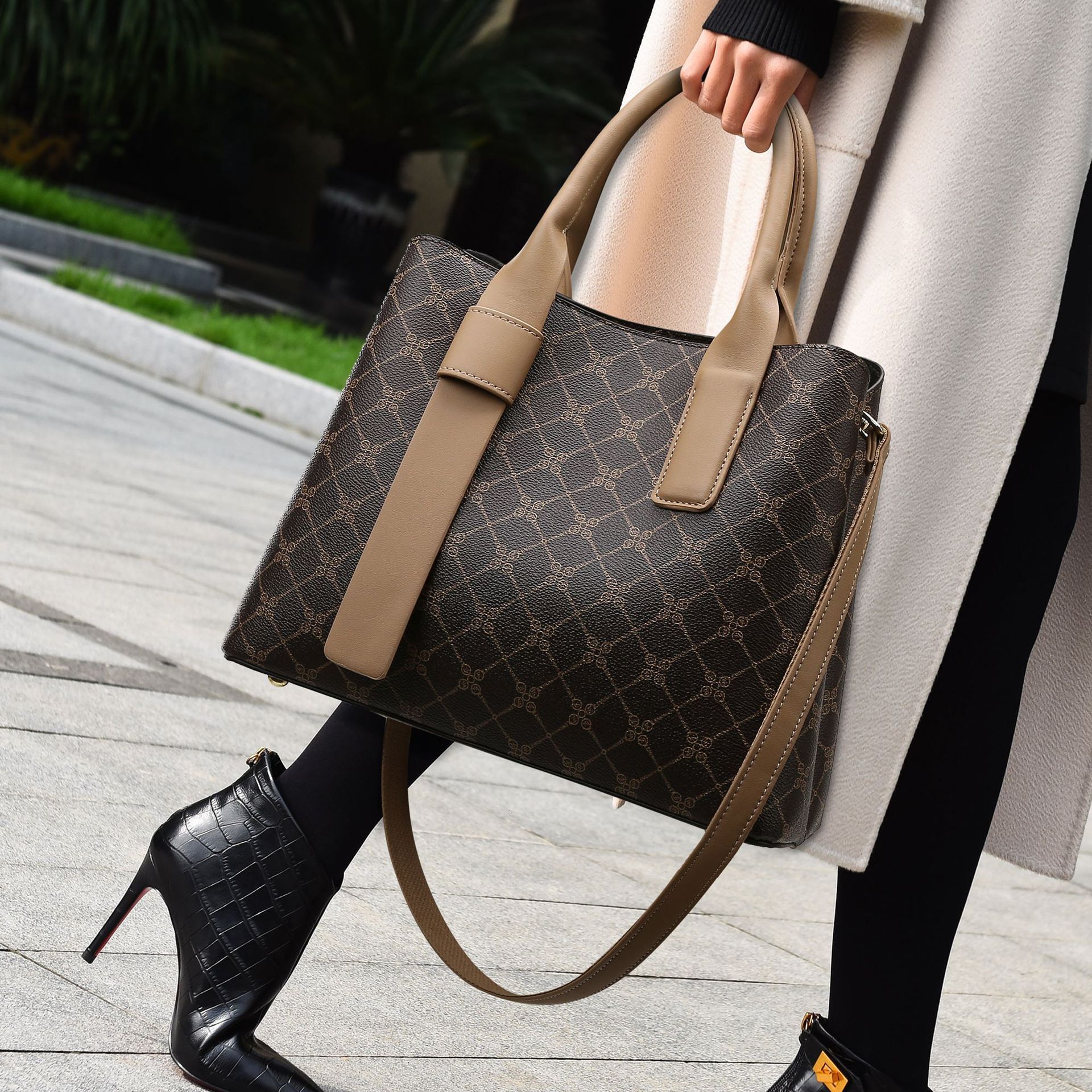 High Quality New Style Women's Bag 2025 New Vintage Handbag Fashionable High-end Crossbody Bag Large Capacity Commuter Tote Bag New Free Delivery