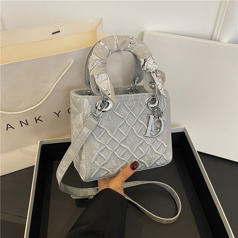 Free shipping designer Beibei Shangpin 2025 New High-end, heavy-duty embroidered silk scarf, Princess handbag, hand bill of lading, shoulder crossbody
