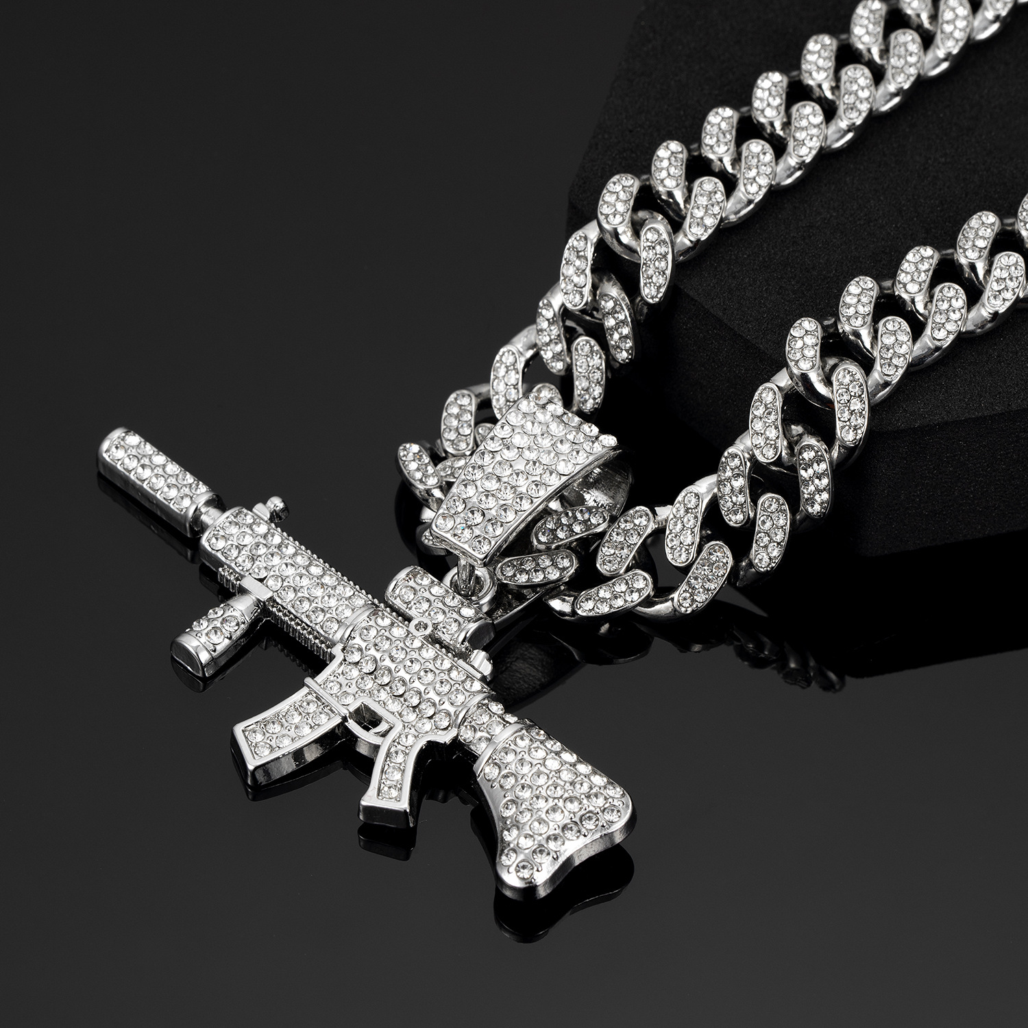 Elegant Craftsmanship: Durable Tight-Fit Cuban Link Necklace - Fashionable Trendsetter