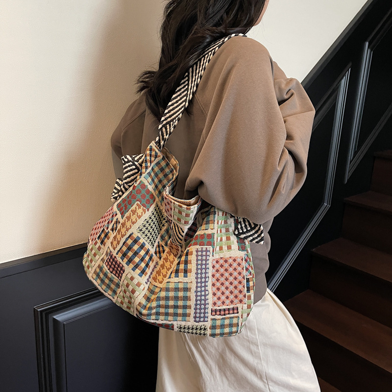 New large capacity canvas women's fashionable bag commuting handbag shoulder bag contrasting color casual simple relaxed personalized designer sh
