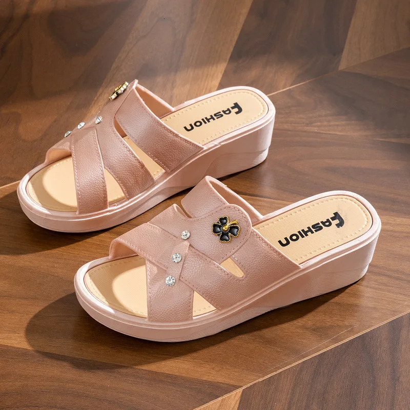 Womens Slippers Summer Style Thick Soled Fashionable Home Anti Slip Moms Shoes Soft Soled Wedge Heel Cool Slippers 250523