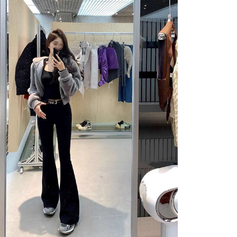 women outfit featuring flared pants highstretch fabric sculpting fit leggings pilates yoga designer with flatlock seams elastic waistband comfort